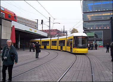 En letbanevogn på Alexander Platz i Berlin med direkte forbindelse til S-tog og metro. Et tilsvarende trafikknudepunkt kunne etableres ved Nørreport station i København.